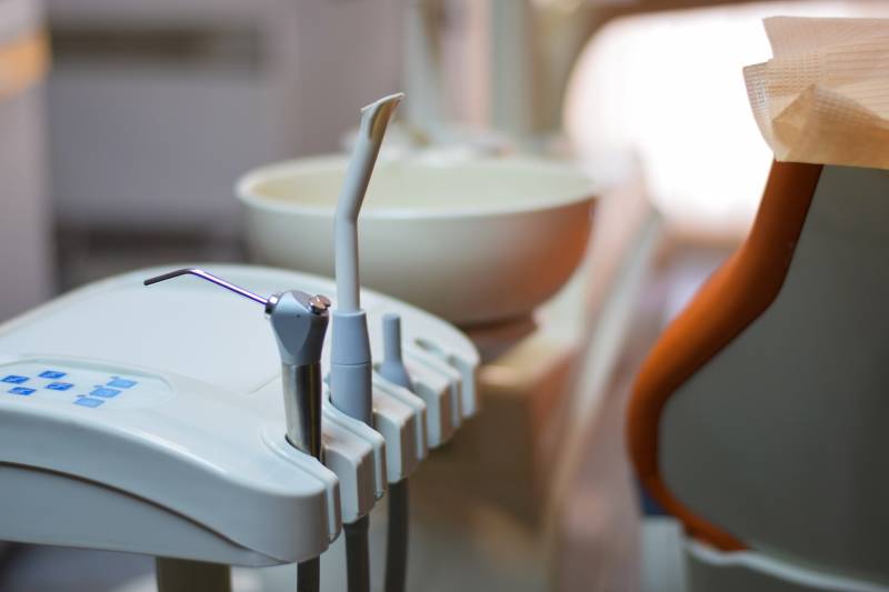 Pose de gouttières invisibles pour alignement dentaire Istres Dentiste Hafid Soubane
